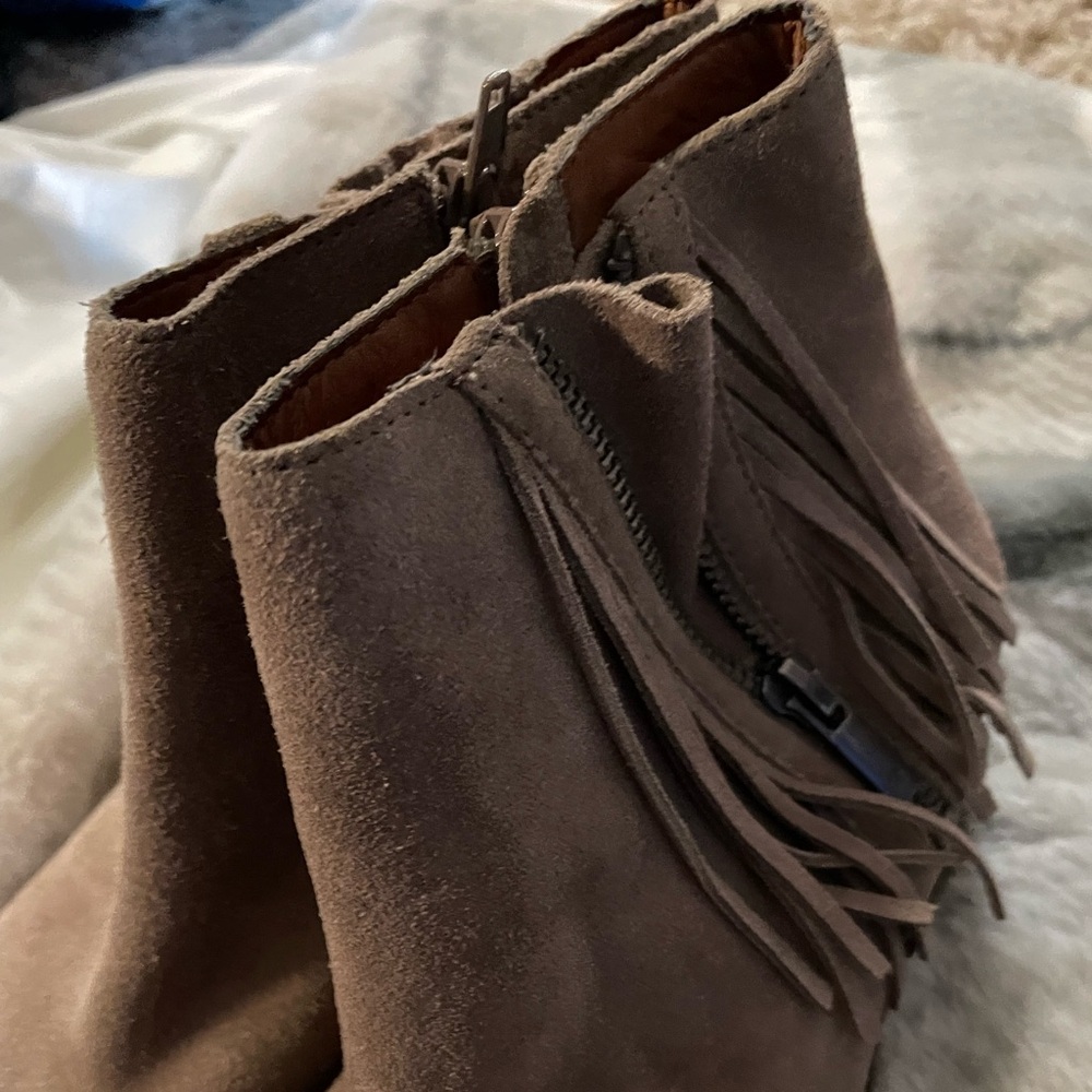 Women’s leather LUCKY BRAND suede boots with fringes. 8.5 M